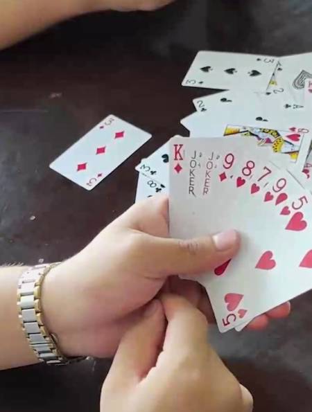 男子和朋友打牌,现场作弊出老千,网友:我以为对面是瞎子呢