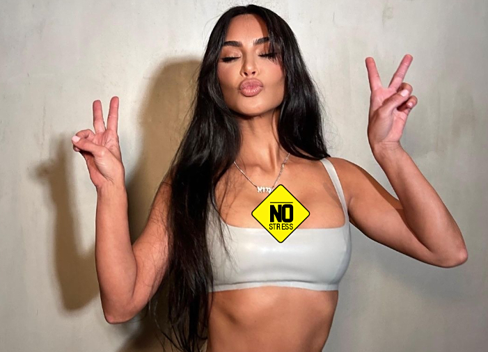 金卡戴珊晒近照,秀火辣细腰,马甲线清晰!极致臀腰比,太自律