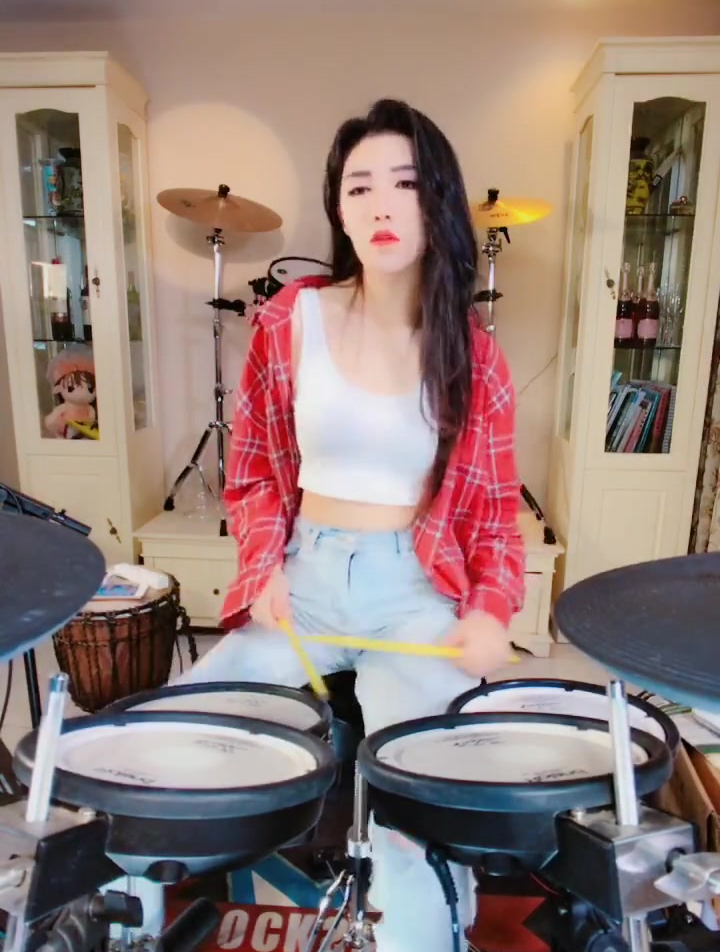 女生架子鼓《夜空中最亮的星》,每个人都需要勇气,用力拥抱生活