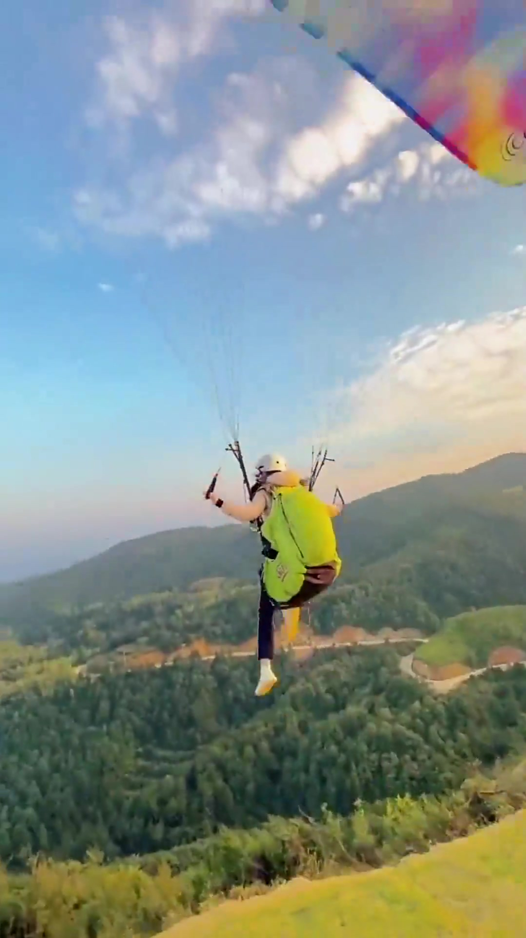 美女挑战高空跳伞,万米高空丝毫不惧,网友:真是艺高人胆大!