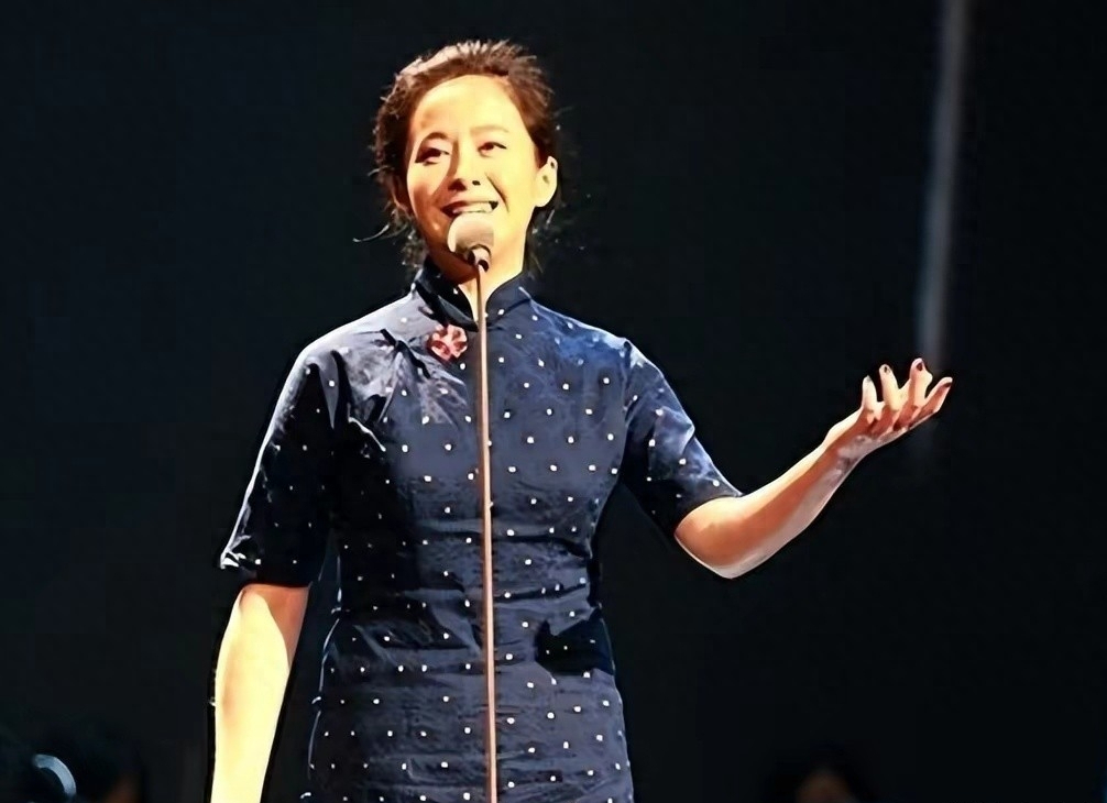 是娱乐圈里面人人羡慕的模范夫妻,被大自己13岁的丈夫何群宠成小公主