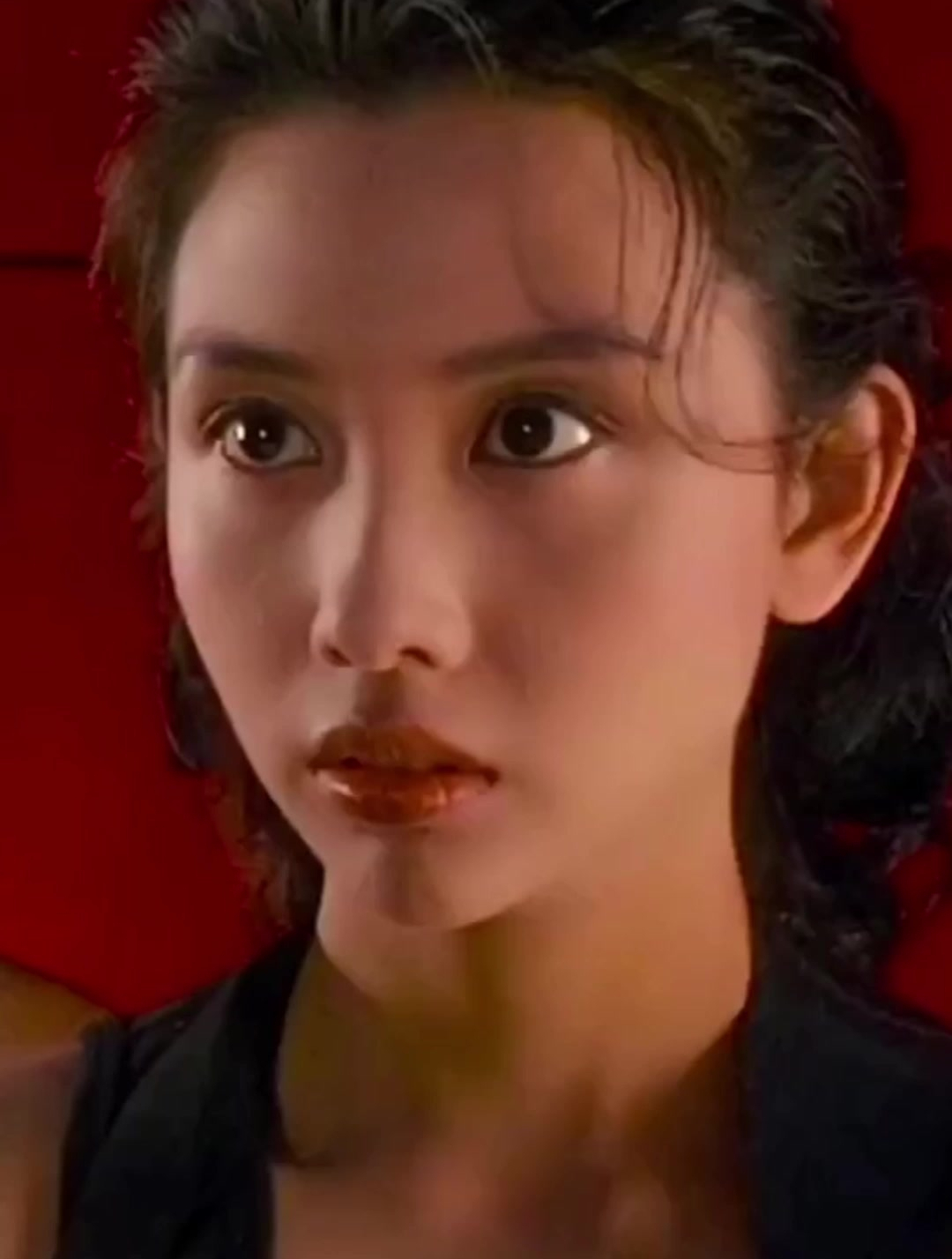 邱淑贞一袭红衣成香港最性感女星,31岁抛弃王晶嫁入豪门!