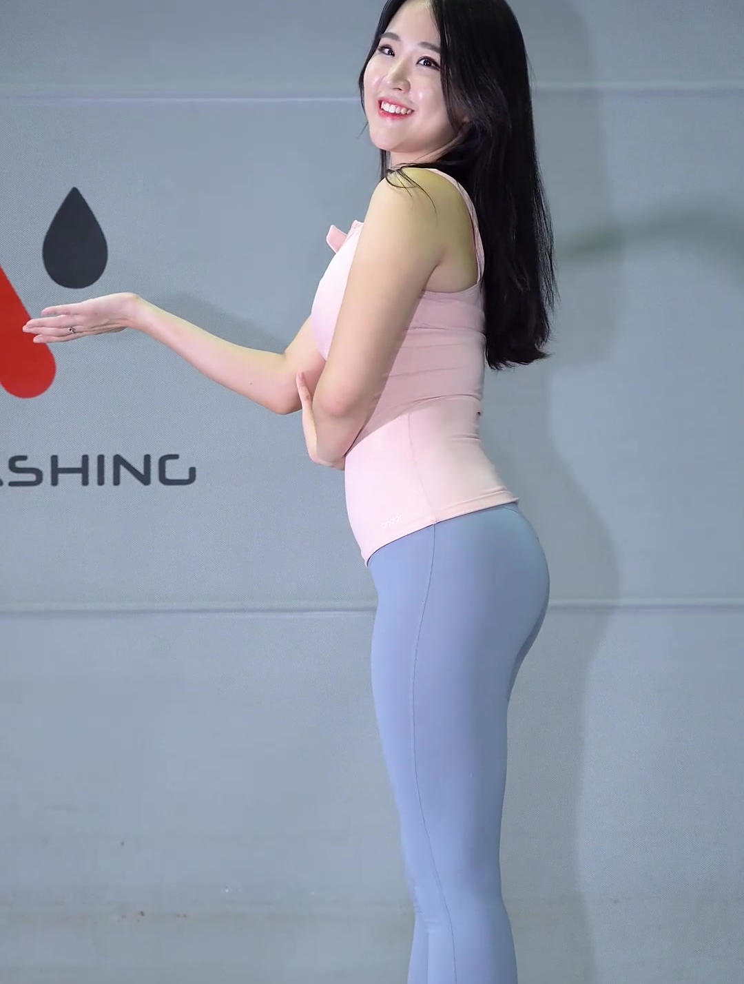 紧身裤美女教你锻炼身体 正经健身模特拍摄 拍摄健身模特的蜜桃臀