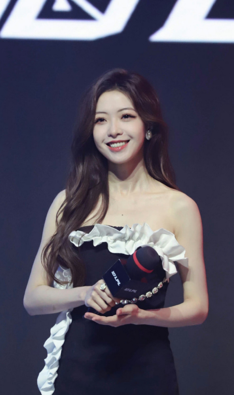 英雄联盟# #英雄联盟lpl职业联赛#  lpl女主持希然在微博分享了昨日