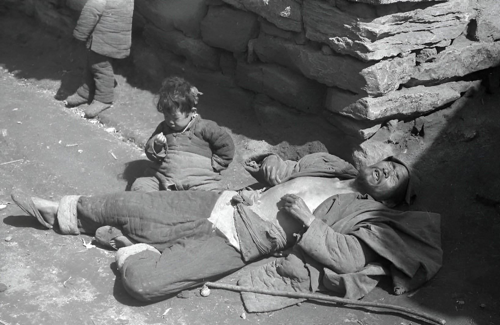 万恶的旧社会!1942年河南大饥荒真实场面,比电影里残酷十倍