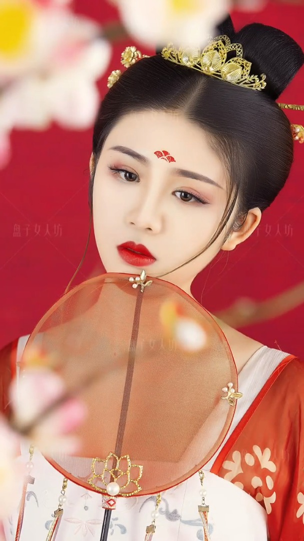 一天妩媚一点伤.红色古风写真——杏花微雨,yyds!