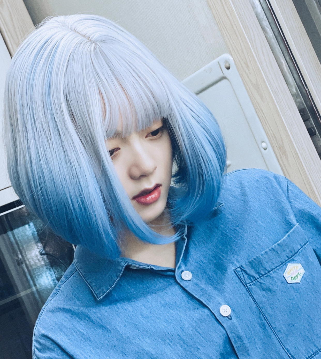 原以为赵今麦长发够美了,看到她的蓝色短发,才知道是女大十八变