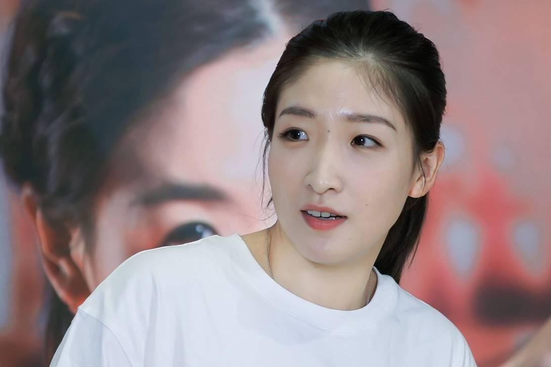 刘诗雯那时她的身高还没有台子高,所以她爸爸就垫了块小木板.