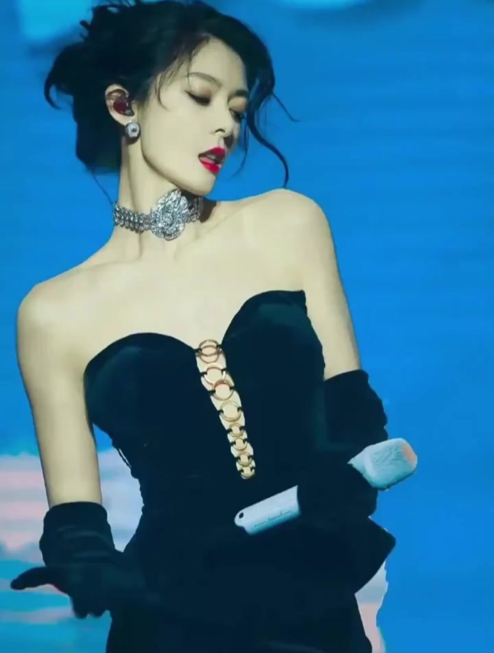 95后新晋歌手傅菁,身材真相曝光!马甲线让人惊艳!