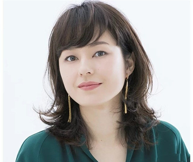 50岁的女人,这才是你该剪的发型:齐肩 微卷,谁见都夸年轻好看