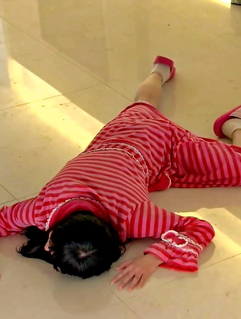 孕妇脚滑摔倒在地,这场面实在是太吓人了-度小视