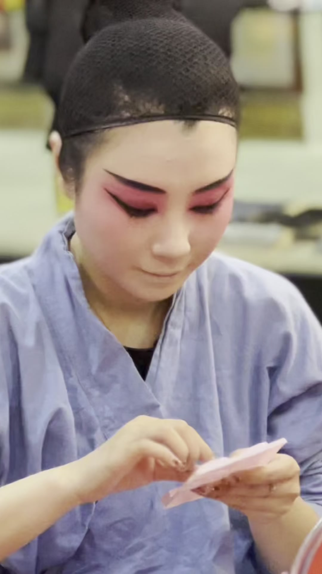 北京前门老舍茶馆看京剧,花旦花脸化妆真美!-度小视