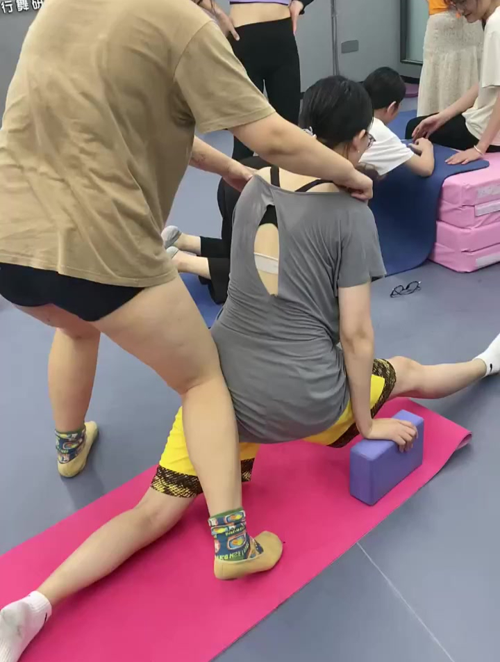 舞蹈老师给孩子压腿图片