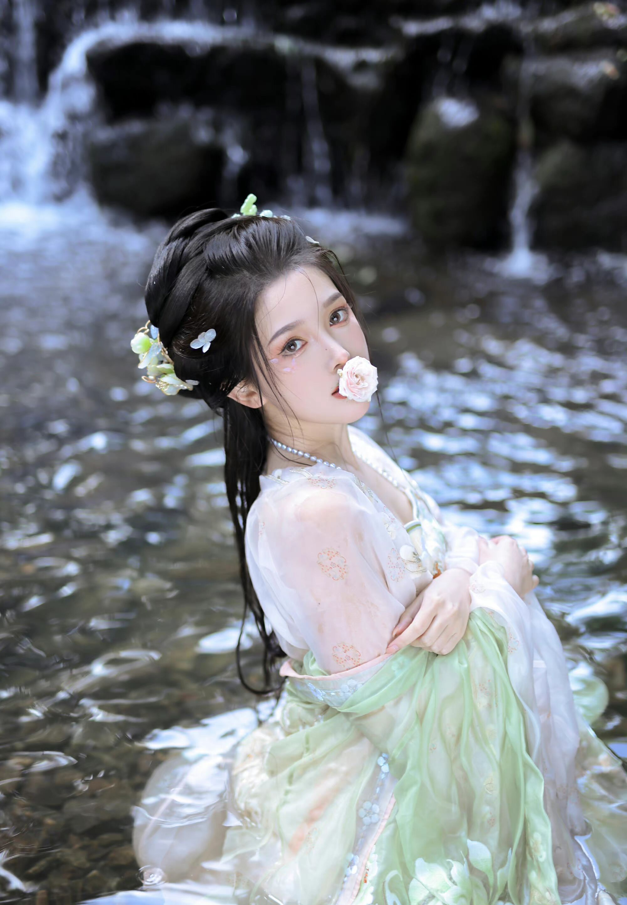 太拼了!女生穿"汉服"下水拍摄,美得让人心动