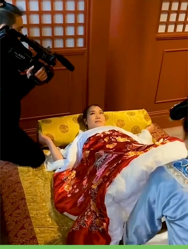 娘娘大肚子生宝宝视频