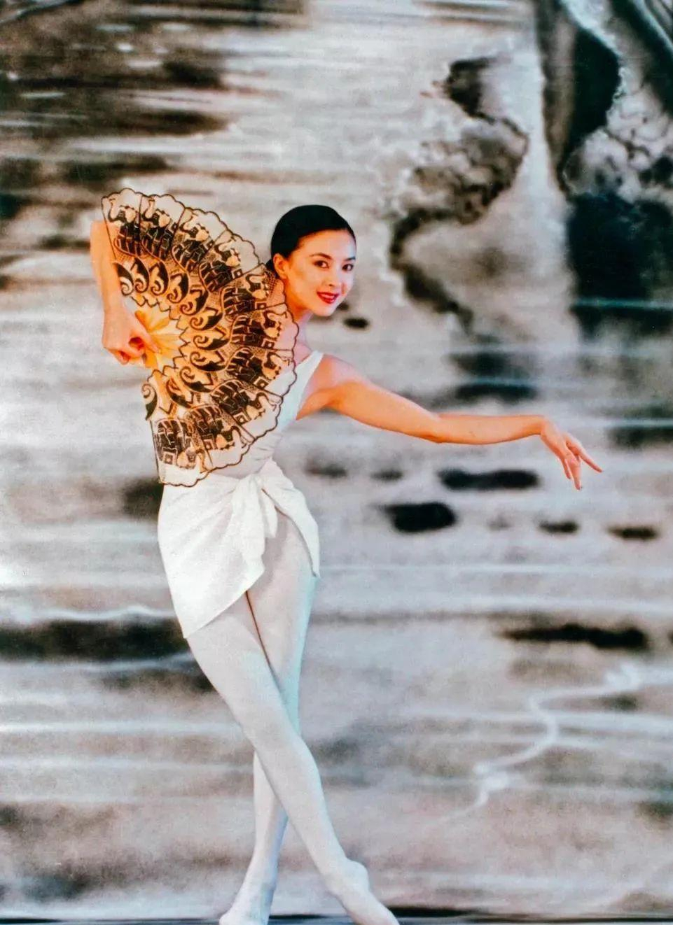 周洁从小就展现了在舞蹈方面的天赋,也非常热爱舞蹈.