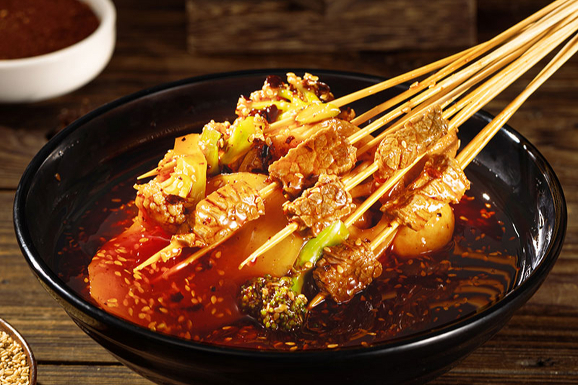 乐山钵钵鸡是四川乐山市的一道美食,融合了四川菜的麻辣鲜香,以独特的