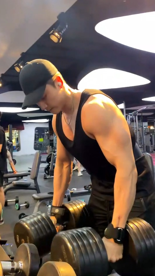 健身达人有颜有料,举铁重量不断突破,满身肌肉棱角分明帅到爆!
