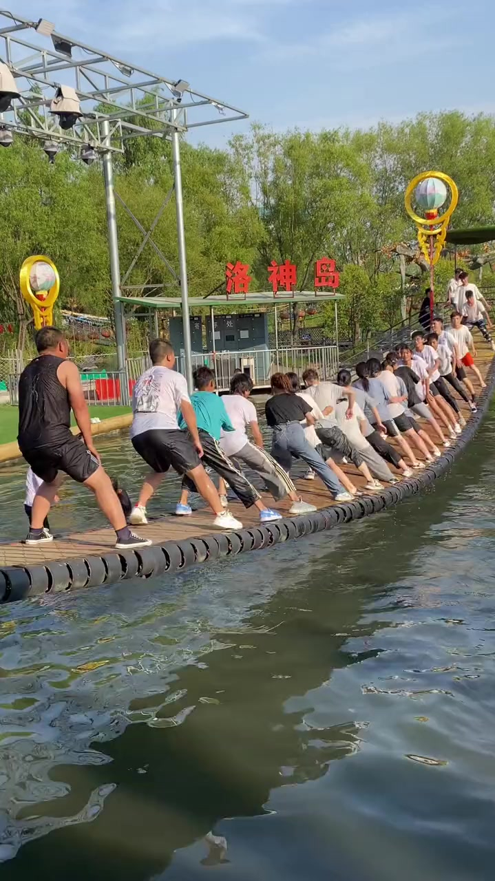 小姐姐玩网红摇摇桥前三秒是个王者不料下一秒直接跳水