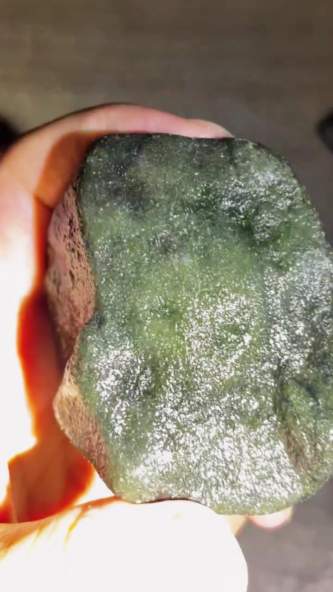 中千价的莫西沙翡翠原石冰种脱砂料,现场开窗,实物欣赏!