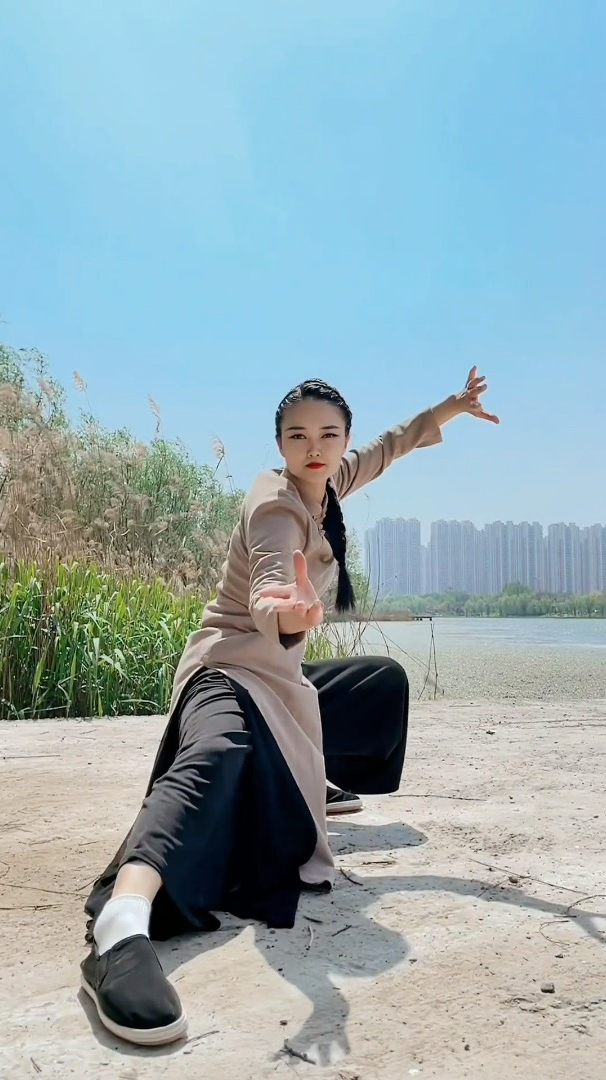 功夫美女演练太极拳