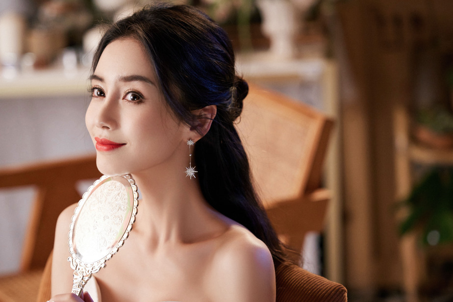 angelababy穿比基尼享受海滩风光,身材苗条笑容甜美