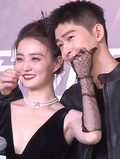 张翰与徐璐,两人笑得真开心啊!