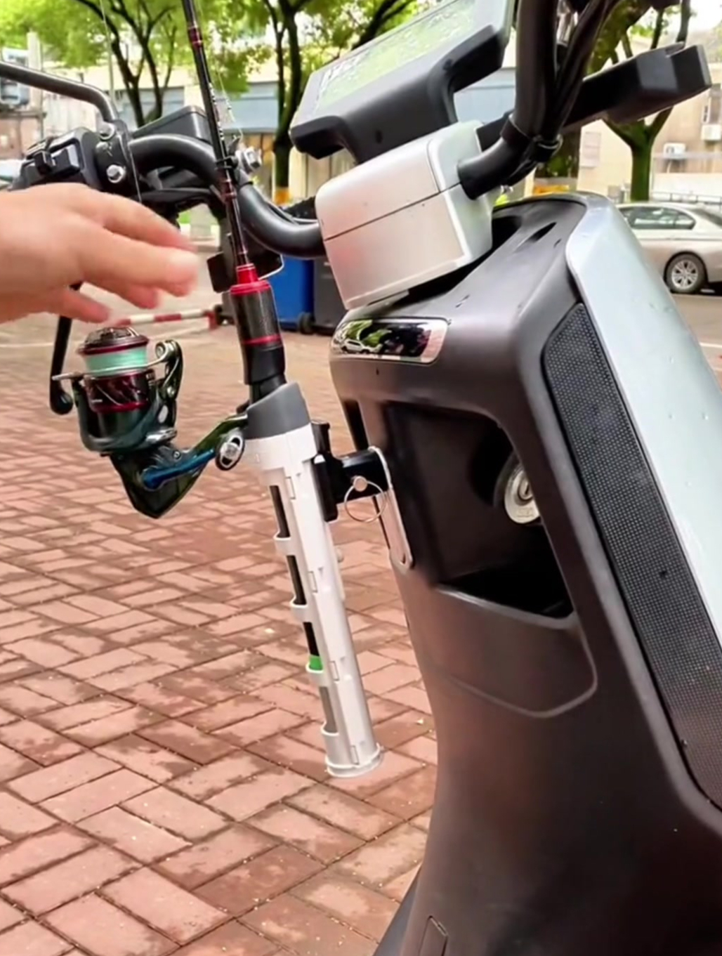 钓鱼人真聪明,研发出"电动车鱼竿支架",骑行更安全,太好用了