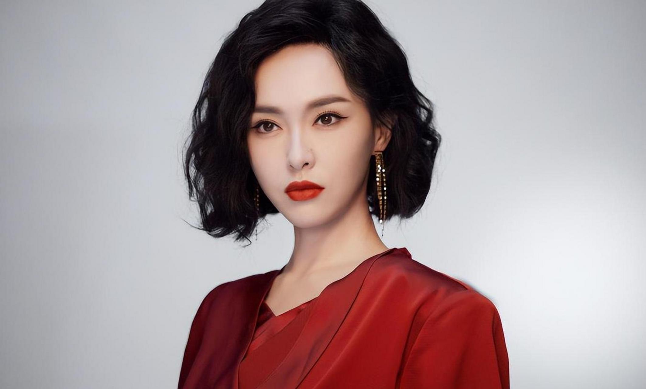 唐嫣40岁生日当天,工作室在社交平台分享了一张她穿着亮片短裙的照片