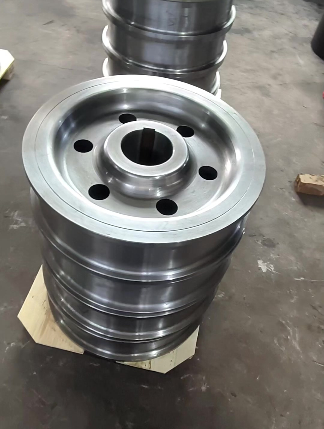 锻造大型车轮锻件