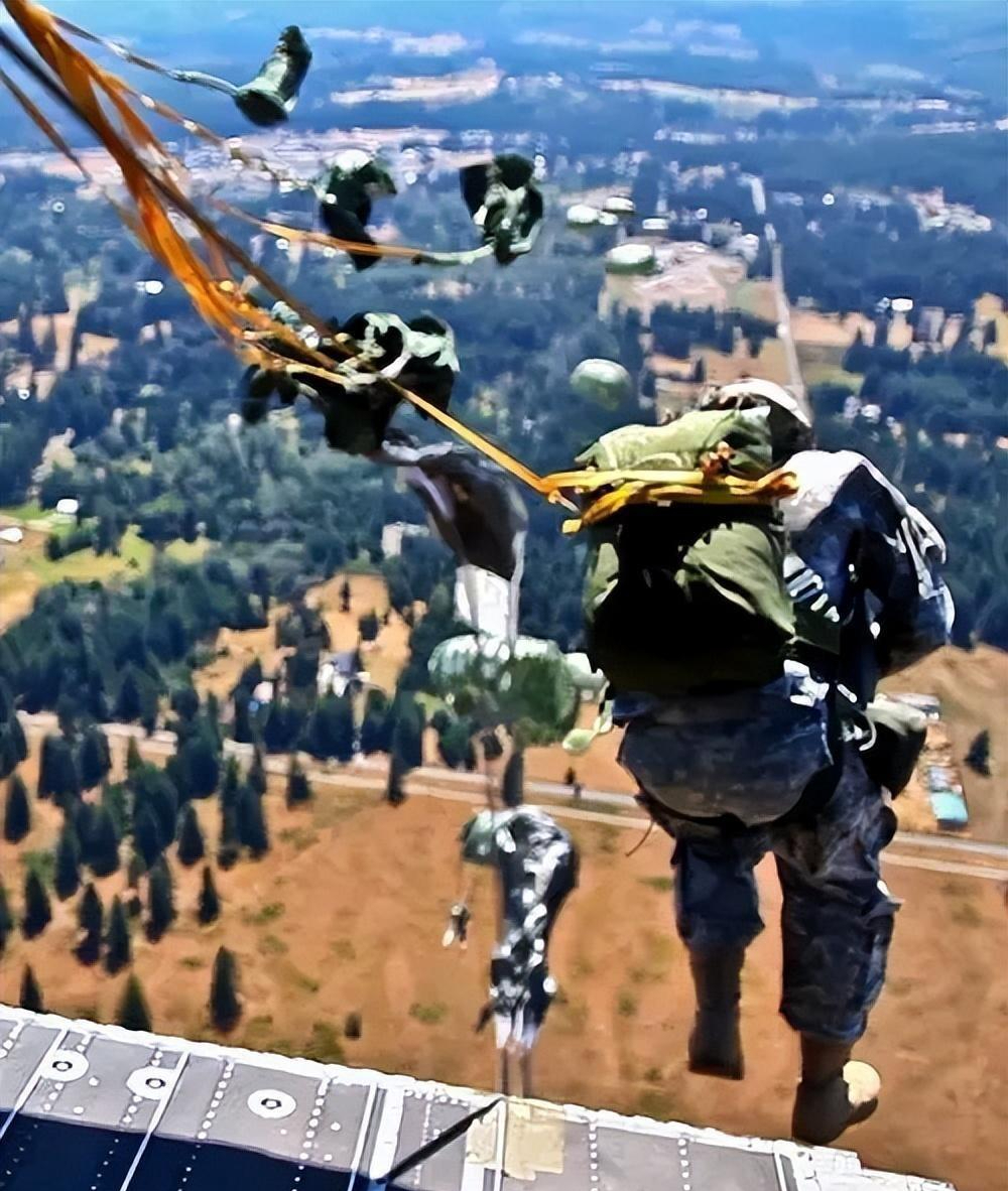 回顾印军伞兵跳伞变集体葬礼上万美元的降落伞一个也打不开