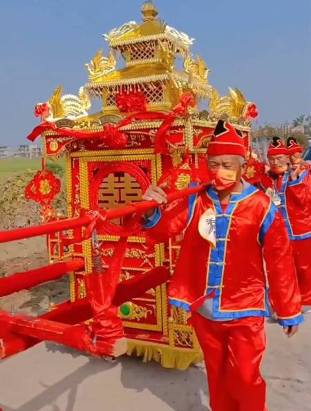 花轿迎亲的场面就是喜庆,网友:明媒正娶 三书六聘 八抬大轿-度小视