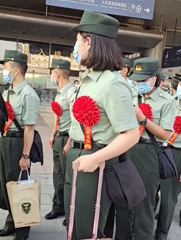 退伍女兵英姿飒爽