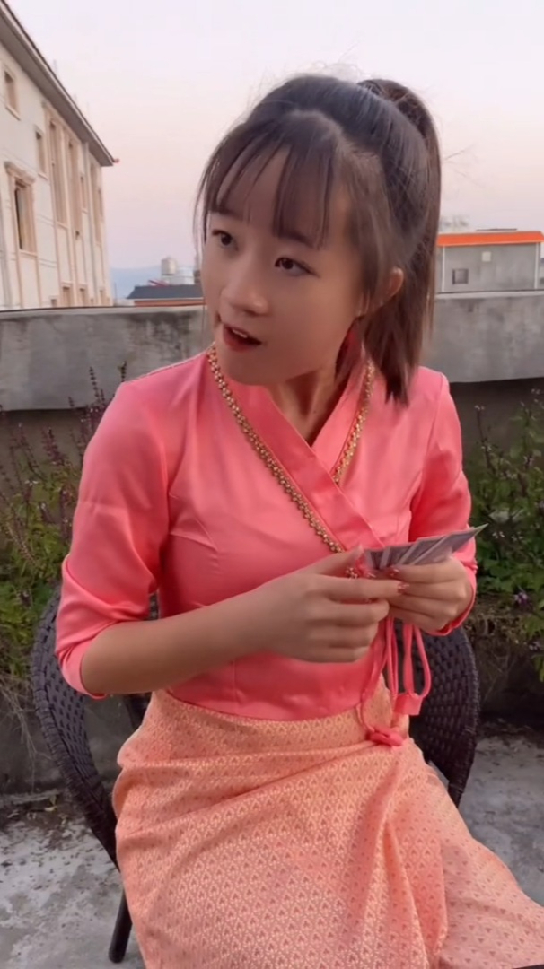 缅甸二公主缅甸美女斗地主你们喜欢哪位呢
