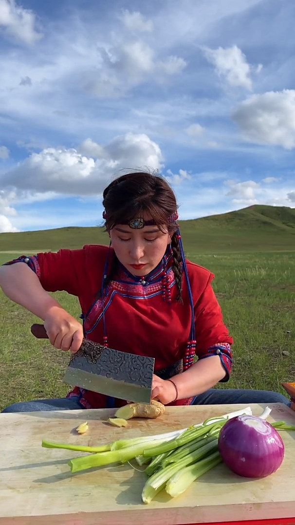 这就是我们内蒙女人的生活,隔三岔五就得吃个肉,你愿意来草原吗