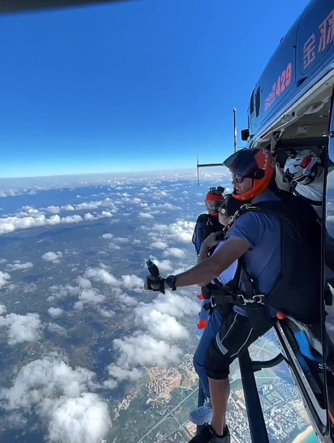 外国跳伞教练,一看是美女来跳,立马变得活跃前来