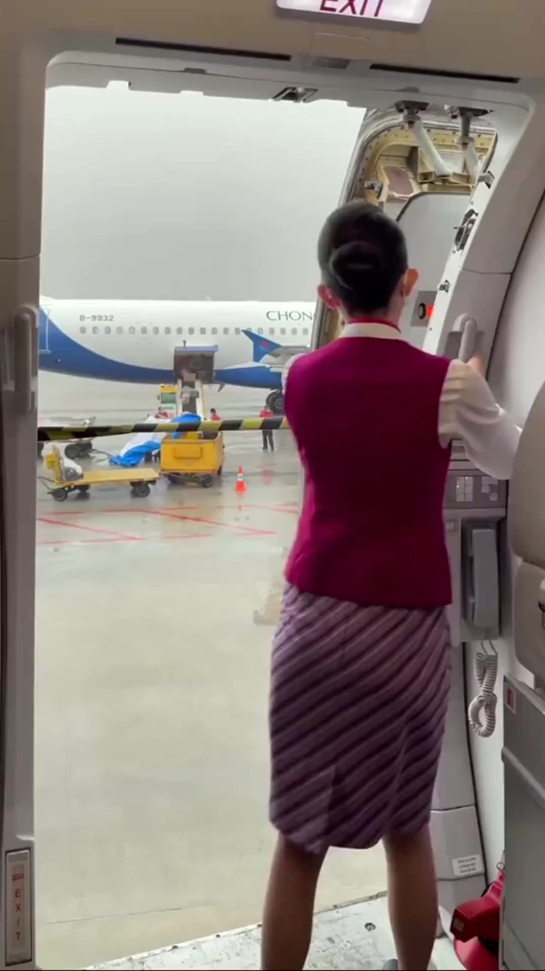 见识下空姐关舱门这细胳膊细腿的太难了连脚都用上了