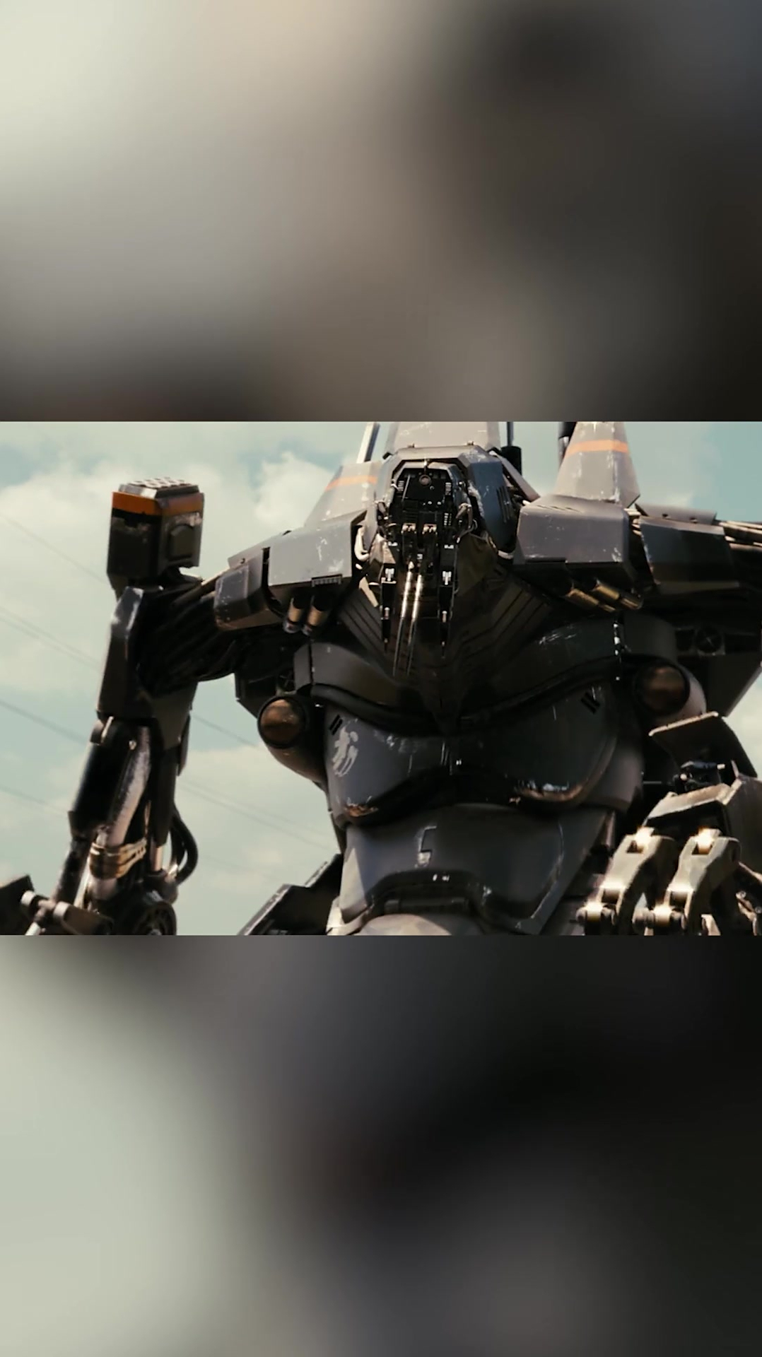 第九区:男子开始操控机甲