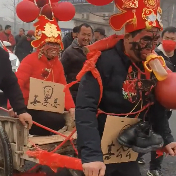 河南,儿子结婚喜公公遇"婚闹",嘴叼奶瓶,脖挂皮鞋,赤脚拉车
