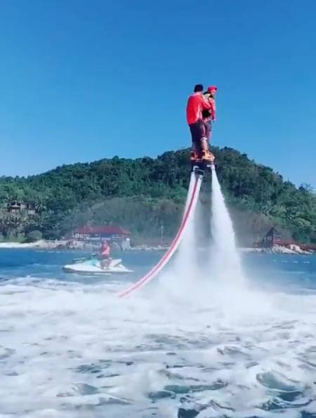 胆小的美女想尝试水上飞人,小哥哥很照顾她,太绅士了-度小视