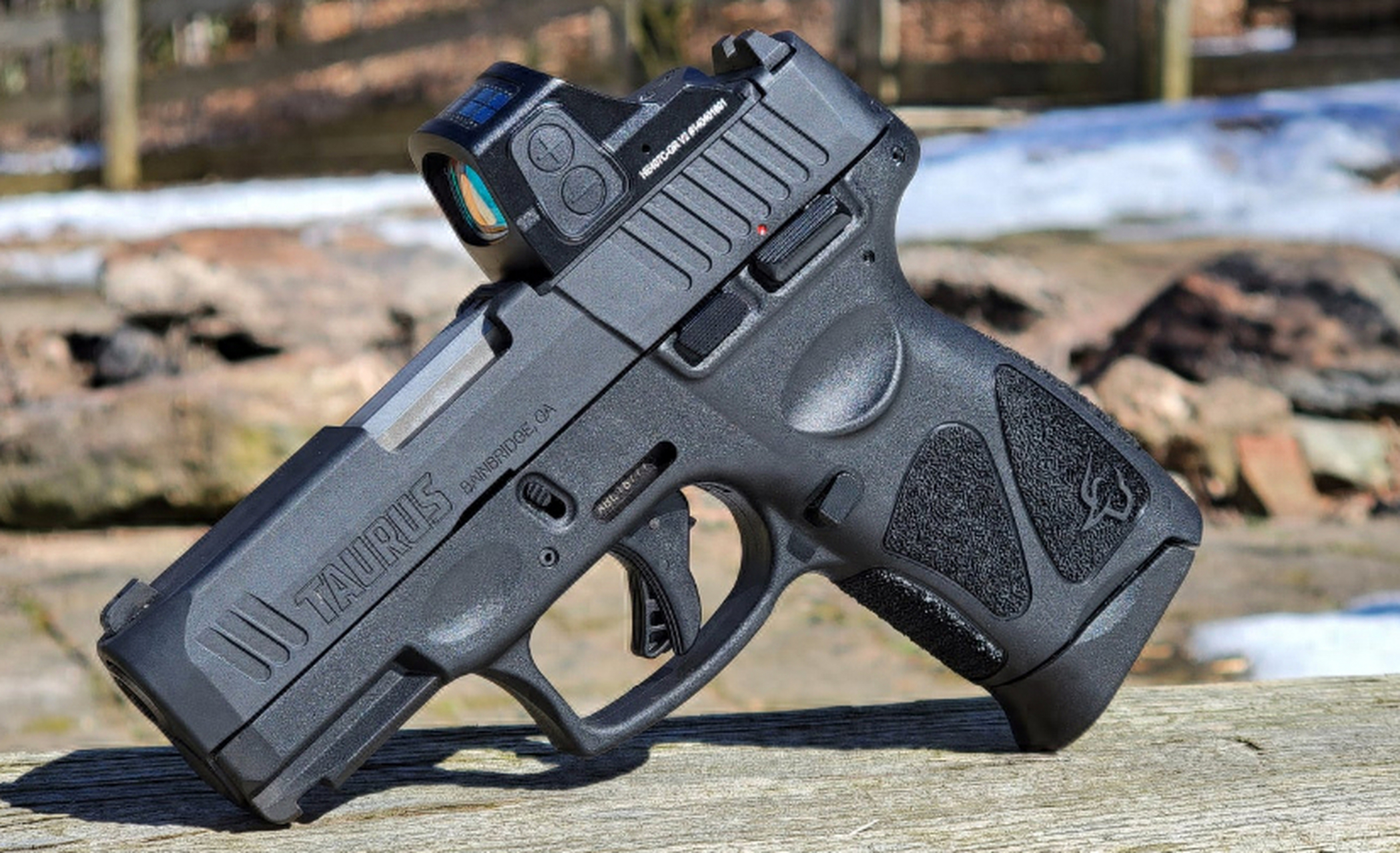 该枪是老牌枪械制造公司巴西托鲁斯在2020年设计并生产的第三代半自动