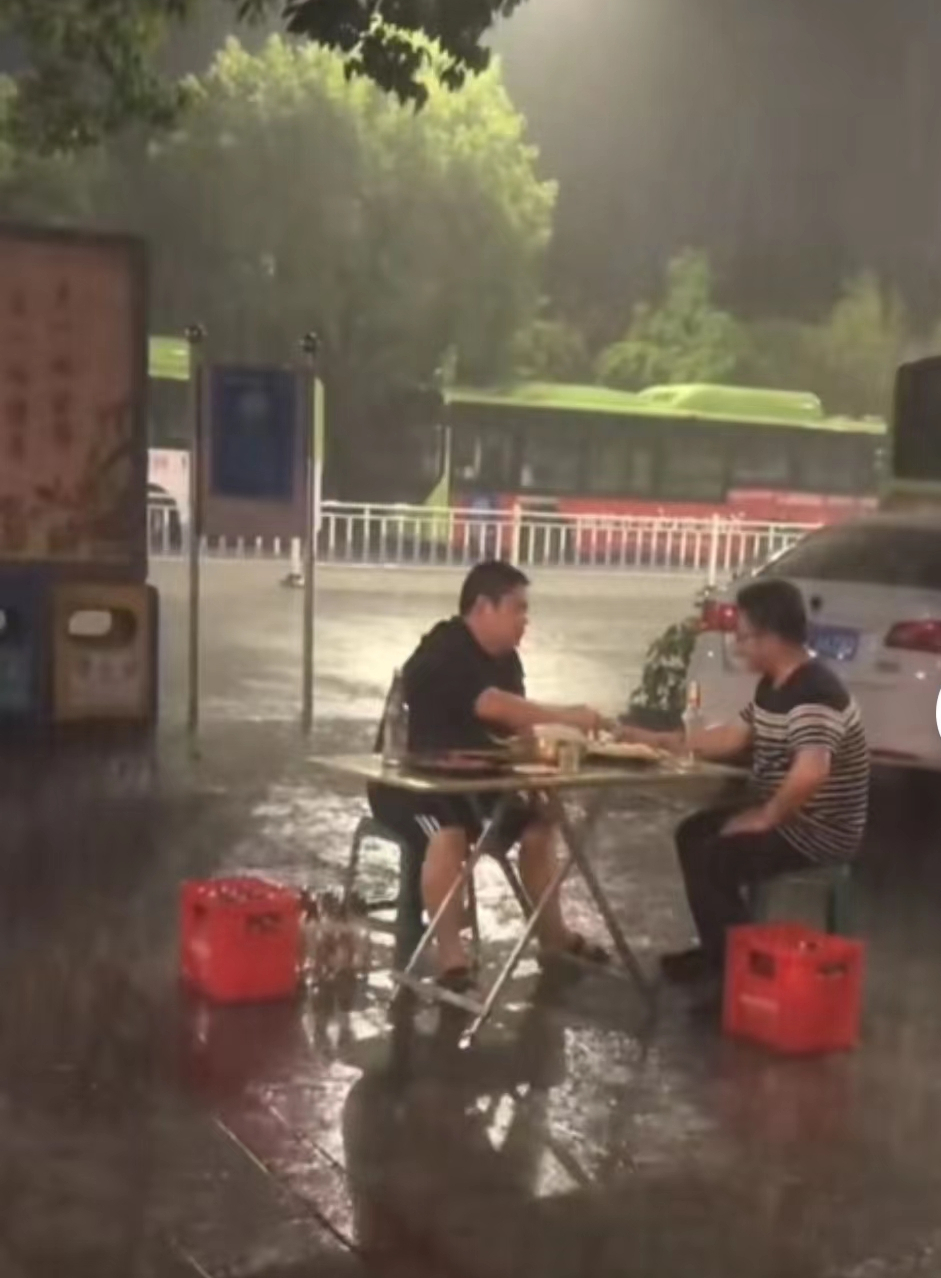 四川:两男子大雨中豪情饮酒,老板:但凡一个肯买单也不至于这样