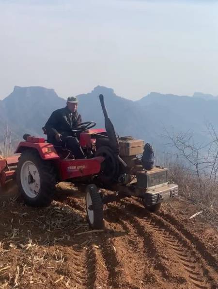 独臂大叔在海拔1500米的山上,开拖拉机靠种地养活一家人