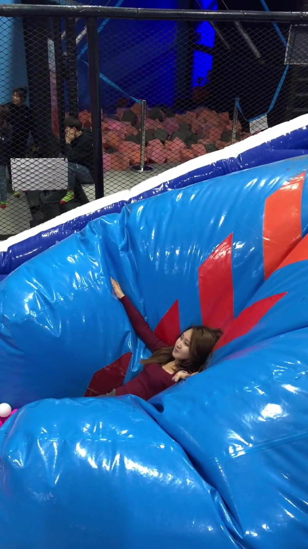 漂亮小姐姐穿短裙玩蹦床,弹起来的时候,真是大写的尴尬!