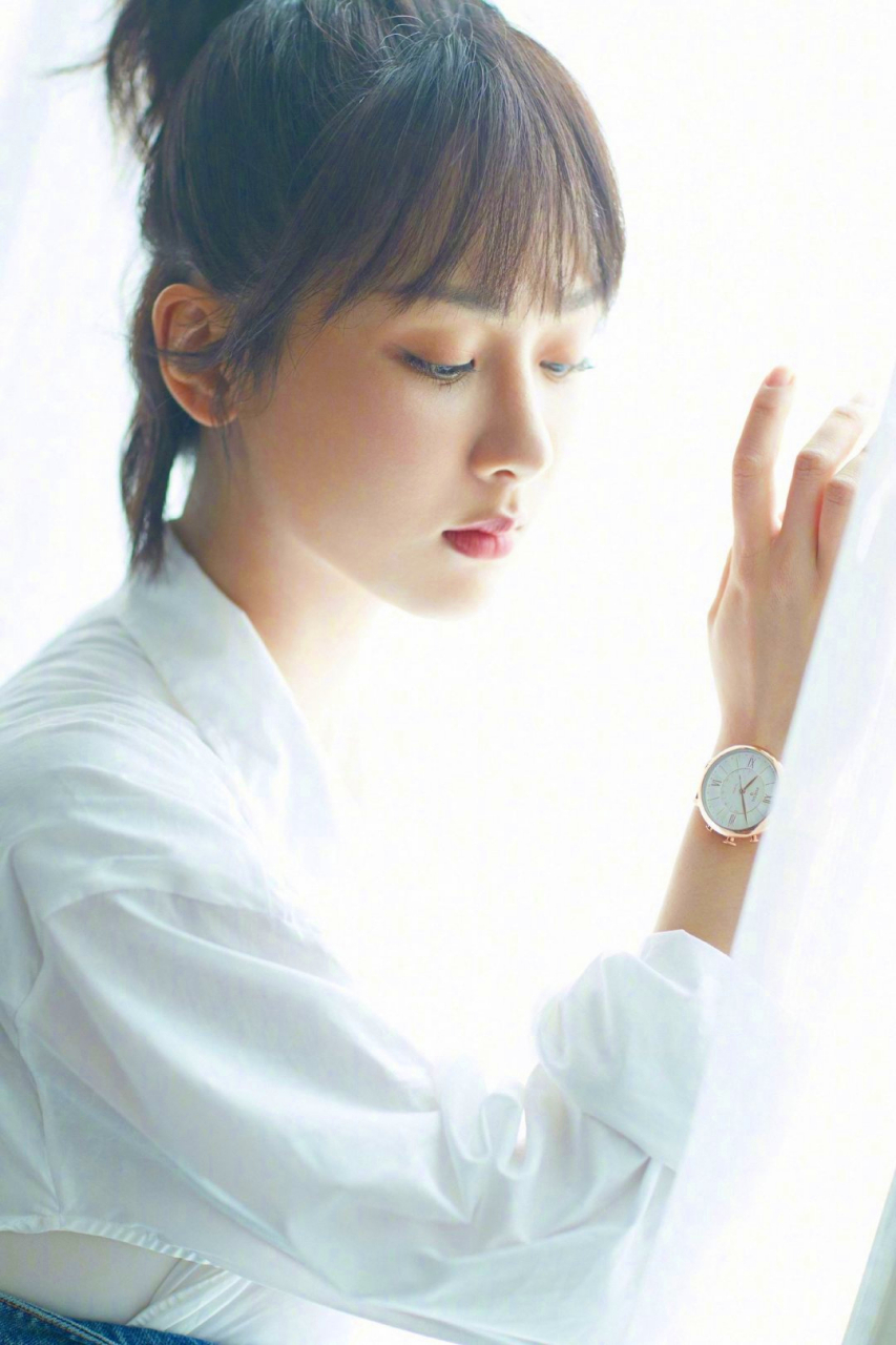 杨紫的白衬衫装扮真是绝美,在阳光下熠熠生辉,魅力无限#杨紫# #杨紫