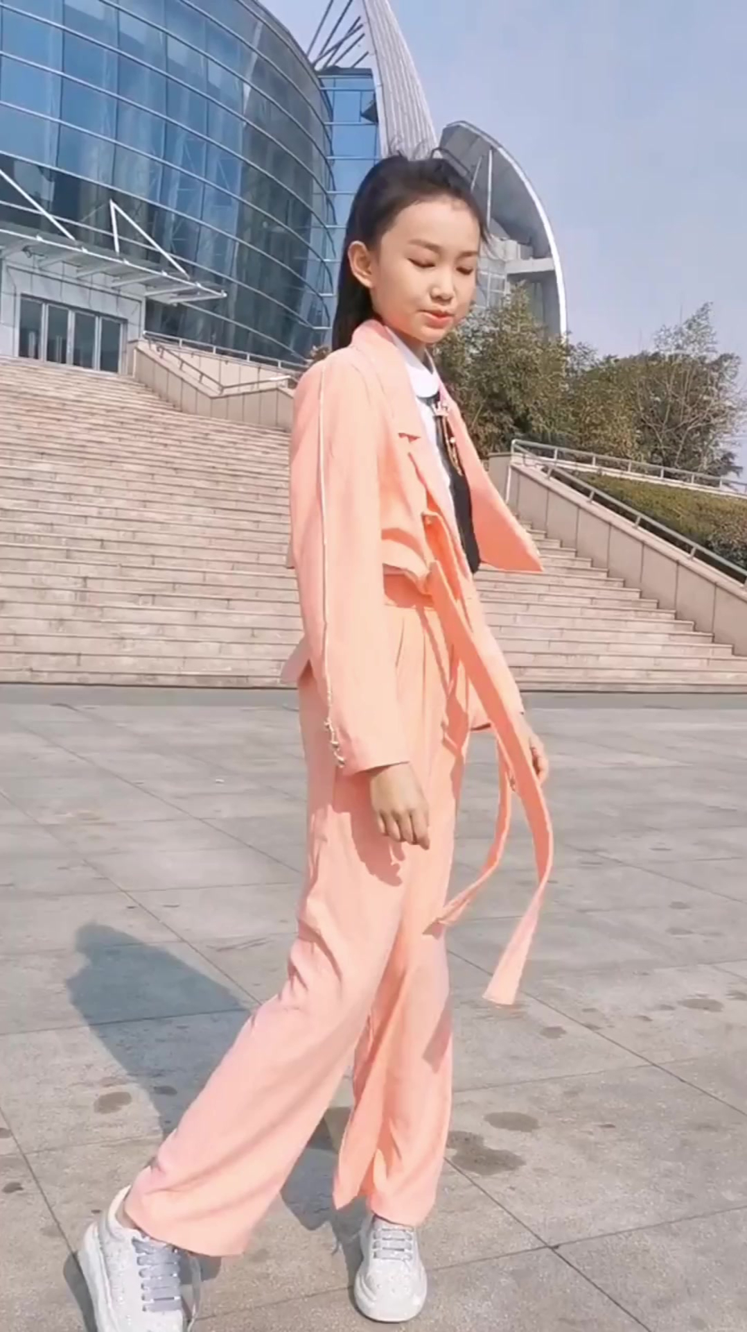 宋小睿跳舞很流畅啊,手势舞跳的不错,自身条件好才会出名吧