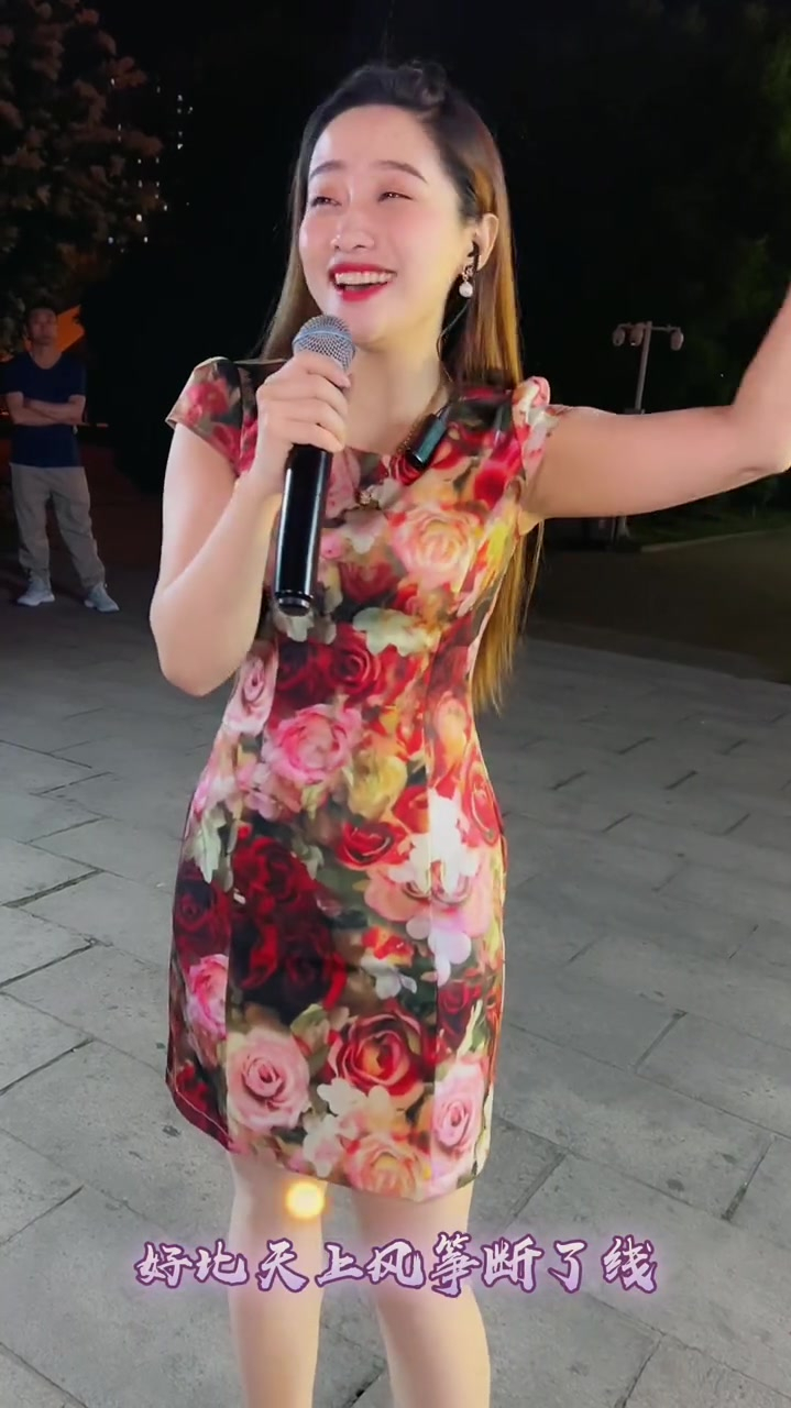 鞍山美女大晨辰户外直播演唱一首太想念