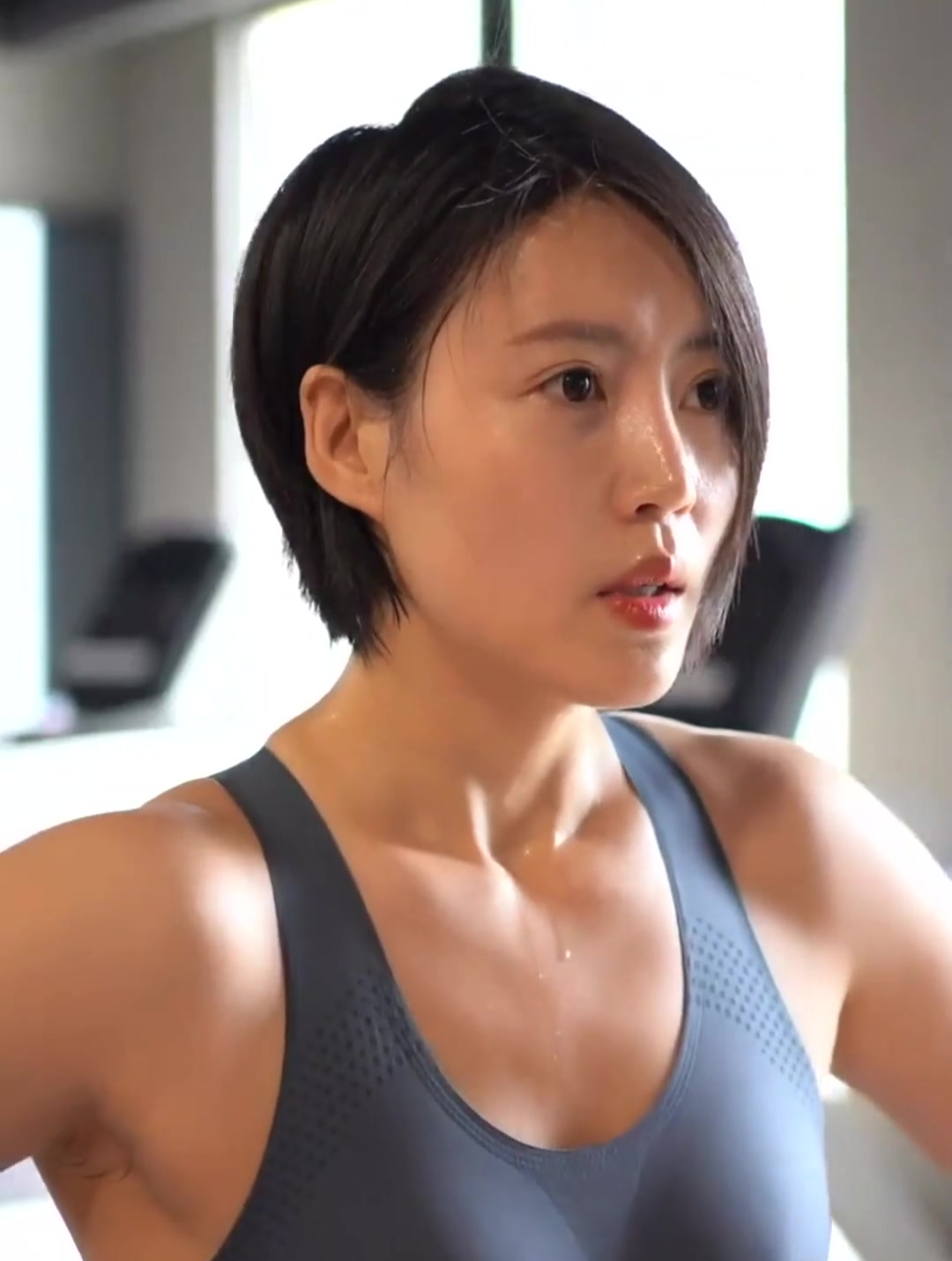 这才是健身女神,在健身房流汗,为自己的魅力做足了功课!