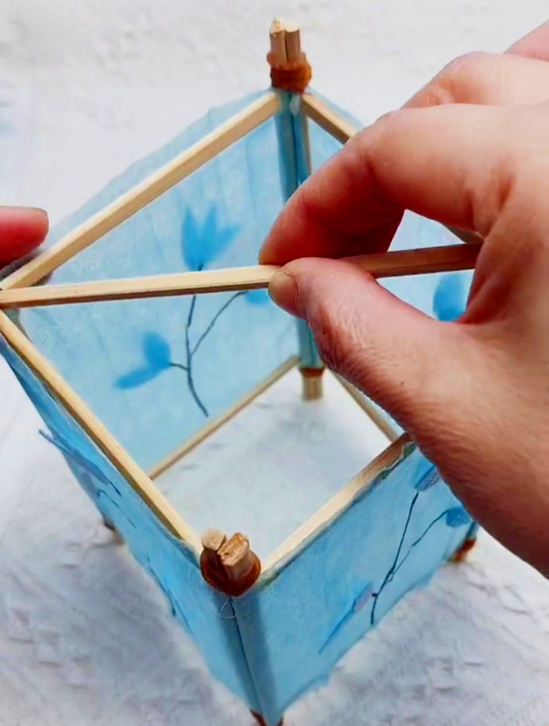 一次性口罩和筷子也能做幼儿园手工作业,小灯笼漂亮吗?-度小视