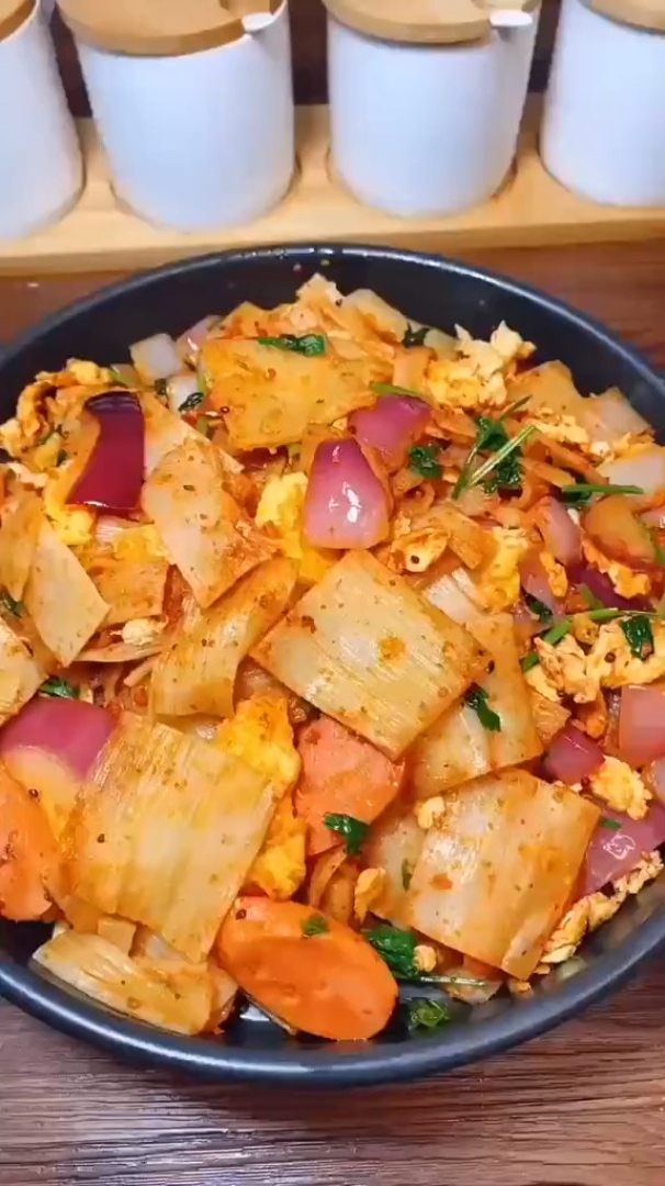 家庭版的炒冷面,口感劲道爽滑,又嚼劲,出锅一大盘不够吃 美食